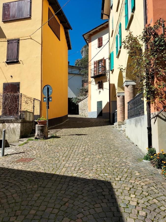 La Chicca Piccola Casina In Affitto Nel Borgo Antico Di Gaggio Montano Bo Apartment Luaran gambar